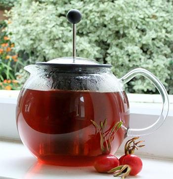 10 Natural Remedies You Can Only Make This Fall Rose Hip Tea