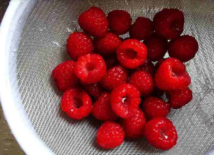 How to make your own raspberry vinegar - Step 1.1