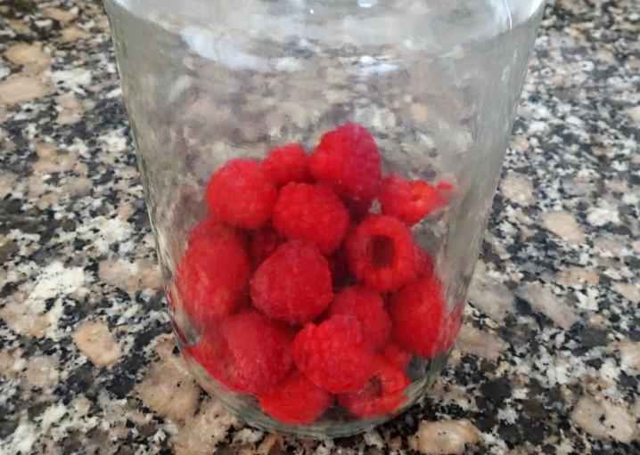 How to make your own raspberry vinegar - Step 2