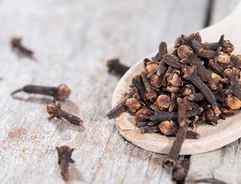 How To Make a Cinnamon Painkilling Tincture - Cloves