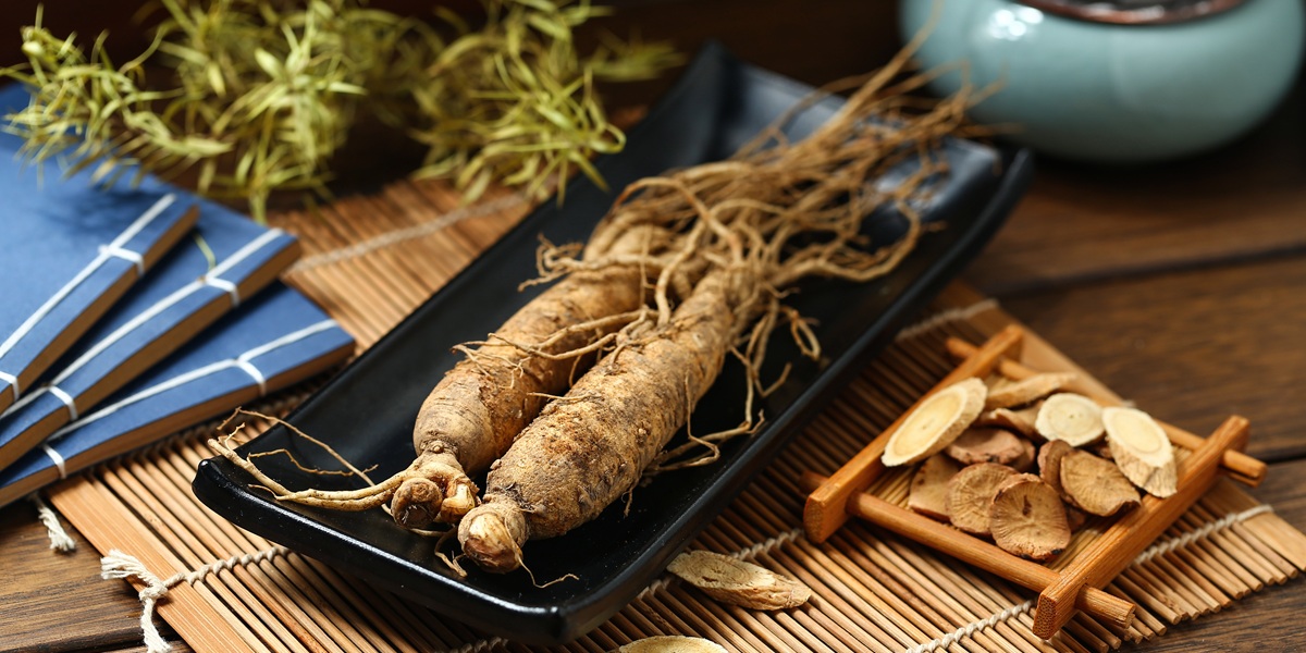 ginseng in black plate on wooden table