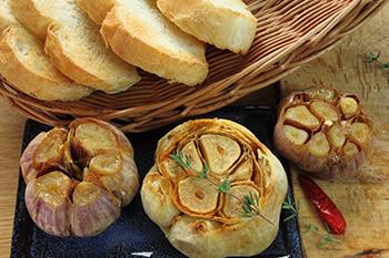 Food Remedies That Starve Cancer Cells - Roasted garlic bread