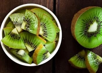 Home Remedies to Whiten Your Teeth Naturally- kiwifruit