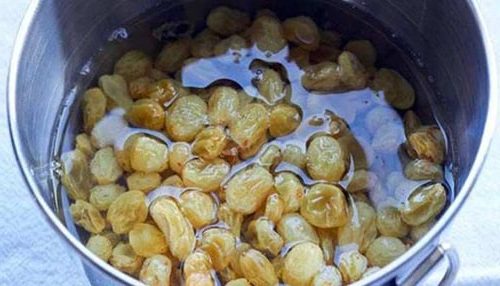 What Happens If You Drink Raisin Water- boiling raisins 1
