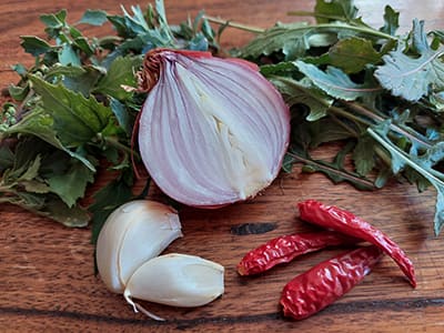 What To Do At Home After Food Poisoning- onion, garlic, chilli