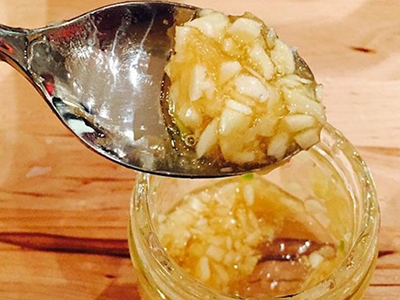 What Happens If You Put Garlic In Honey?