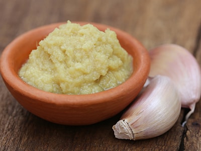 The Most Effective Antifungal Herbs and Spices- garlic