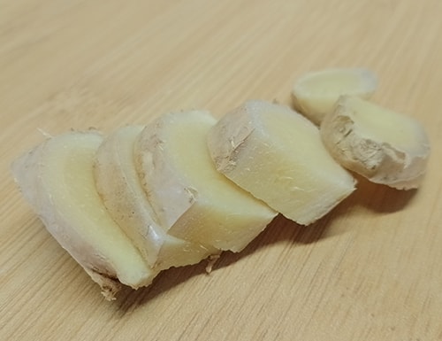 This Remedy Clears Clogged Arteries - chop the ginger into pieces