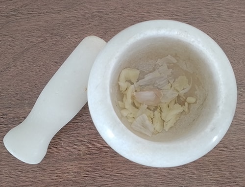 This Remedy Clears Clogged Arteries - peel and crush the garlic