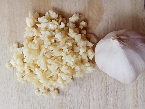 10 Herbal Remedies to Combat the Most Common Viruses - chop garlic