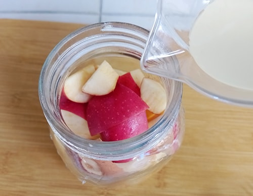DIY Probiotic Fermented Apples- pour the water