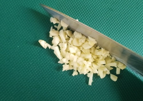 What Happens If You Eat Garlic In The Morning - chop garlic