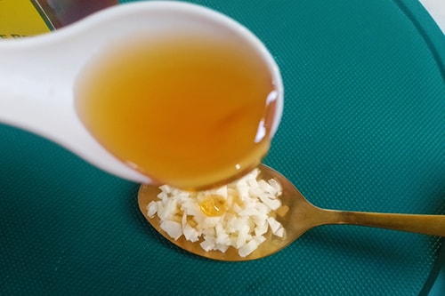What Happens If You Eat Garlic In The Morning - pour honey