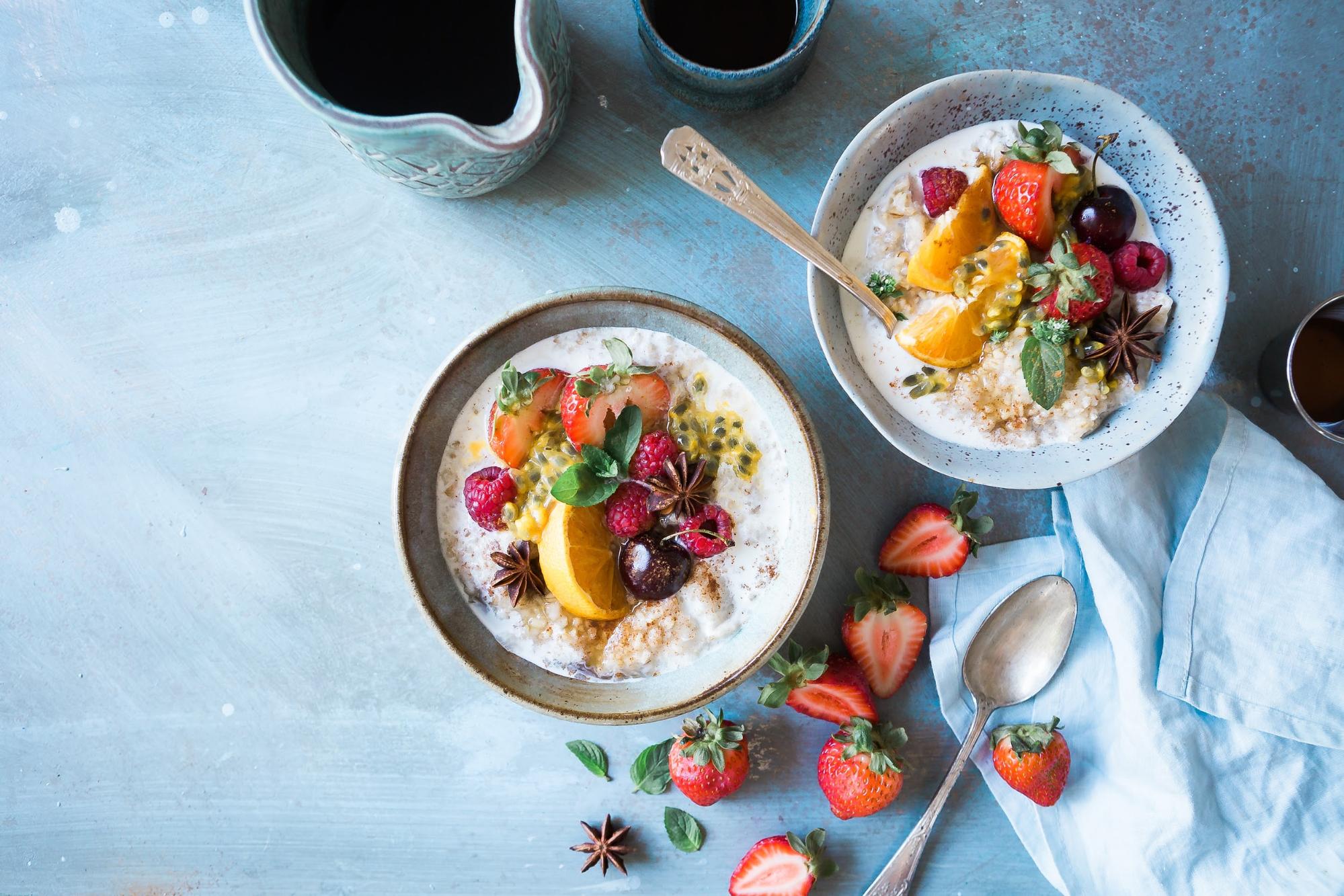 bowls-of-porridge-with-fresh-fruit