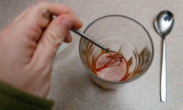 04 add the spices to lemon and vinegar