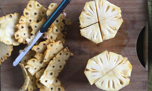 02 cut the pineapple