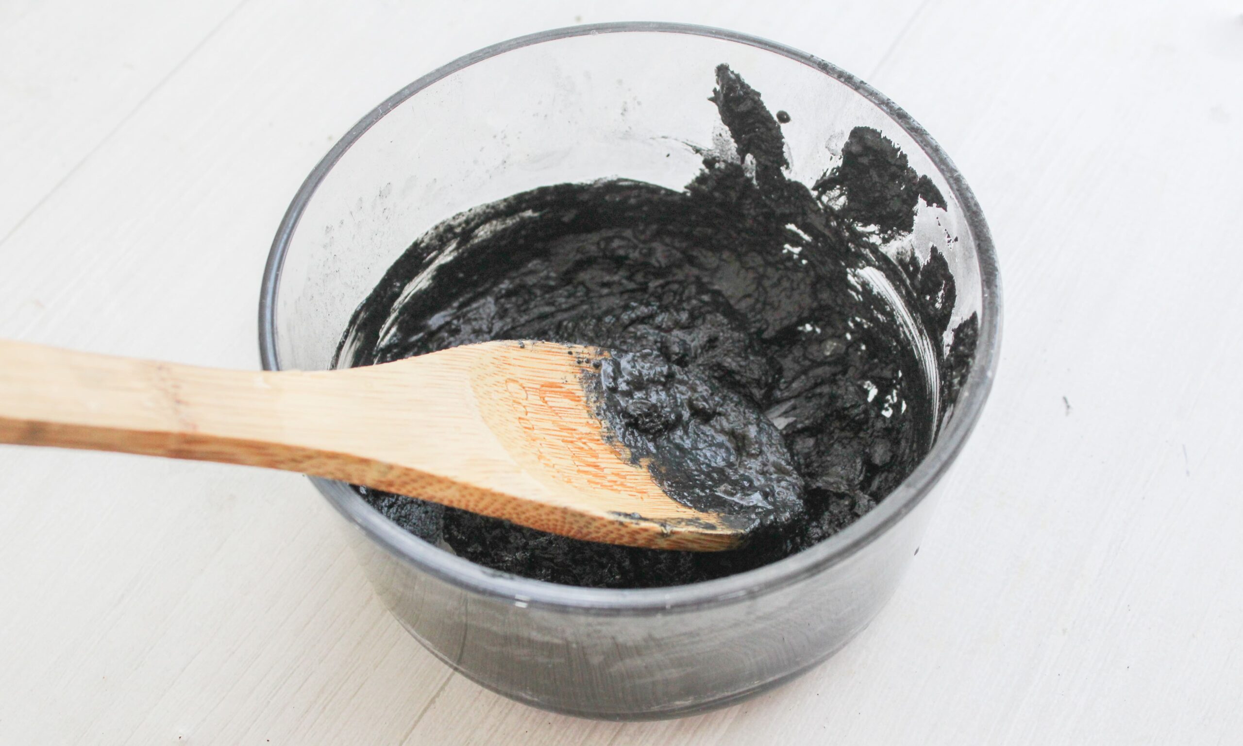 04 mix ingredients for the toothpaste with activated charcoal (1)