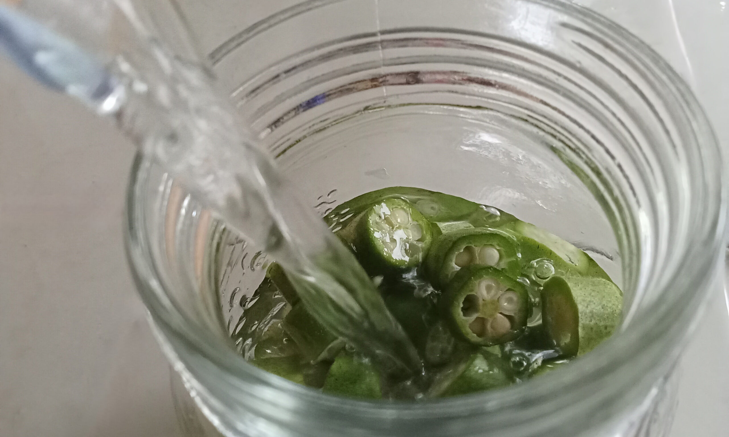02 cut the okra and add water for microplastics detox