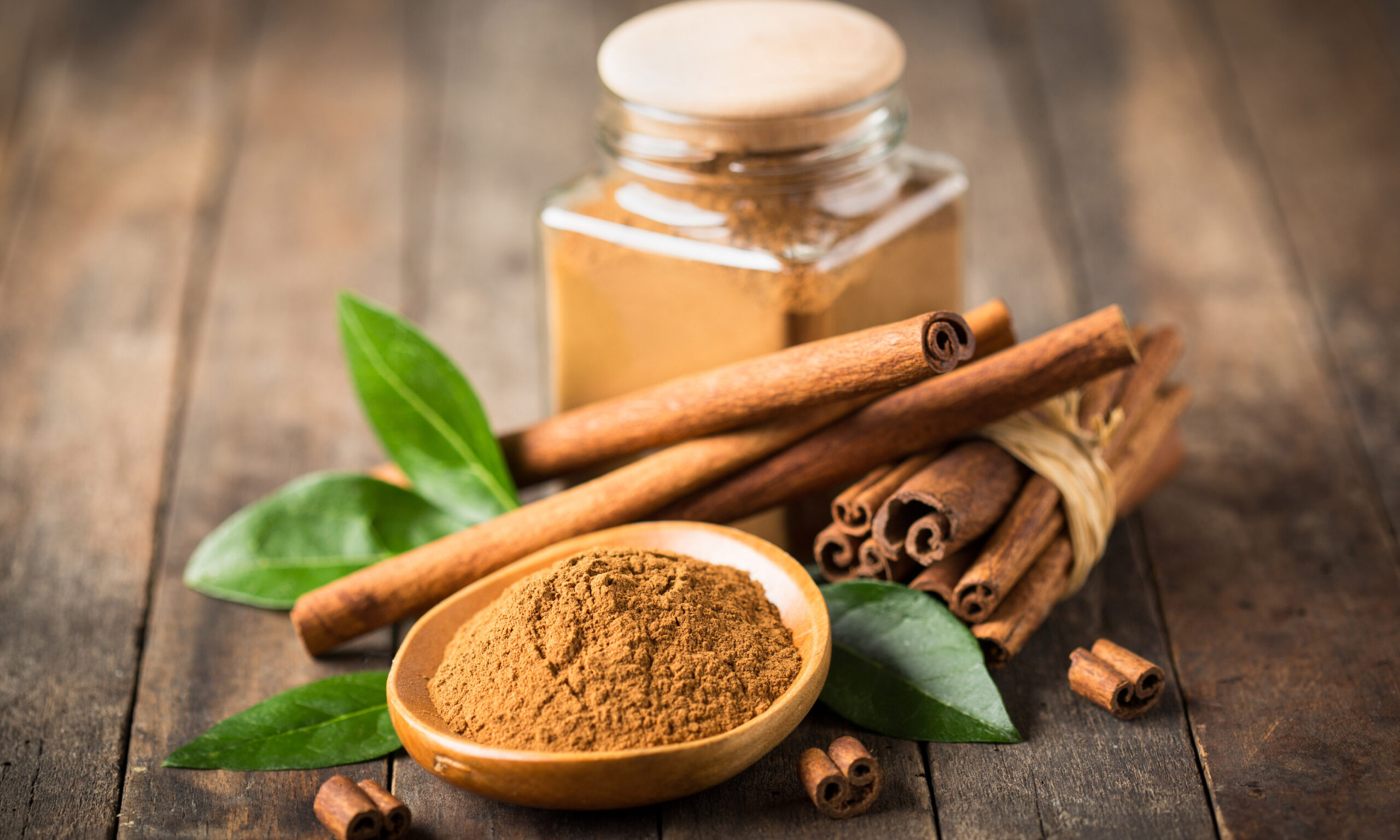 Fresh cinnamon sticks and powder