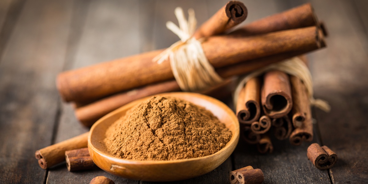 Fresh cinnamon sticks and powder