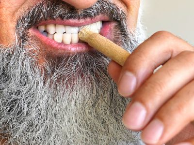 how to use miswak man